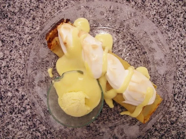 Rhabarber-Crêpe und Vanilleeis mit Baiser überbacken - Rezept