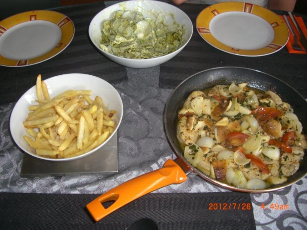 Bilder für Hühnerfiletgeschnetzeltes mit Pommes und steirischen Rahmgurkensalat - Rezept
