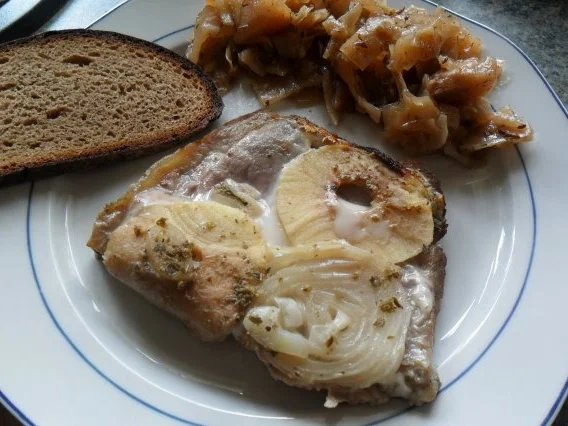 Rezept: gebundener schweinekamm mit ziegenkäse-äpfeln-zwiebeln-oregano Bild Nr. 2 gebundener schweinekamm mit ziegenkäse-äpfeln-zwiebeln-oregano - Rezept - Bild Nr. 2