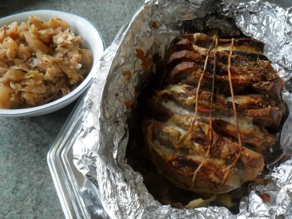Rezept: gebundener schweinekamm mit ziegenkäse-äpfeln-zwiebeln-oregano Bild Nr. 3 gebundener schweinekamm mit ziegenkäse-äpfeln-zwiebeln-oregano - Rezept - Bild Nr. 3