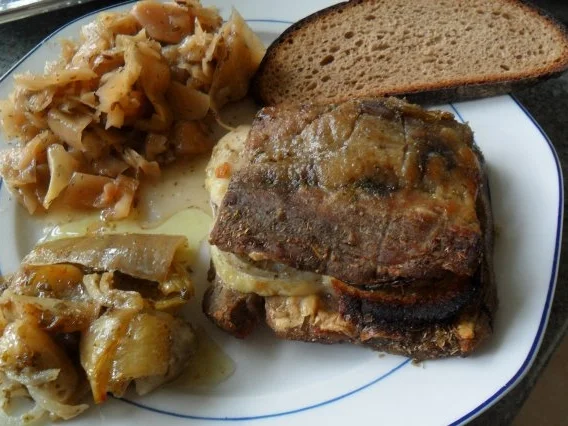 Rezept: gebundener schweinekamm mit ziegenkäse-äpfeln-zwiebeln-oregano Bild Nr. 4 gebundener schweinekamm mit ziegenkäse-äpfeln-zwiebeln-oregano - Rezept - Bild Nr. 4
