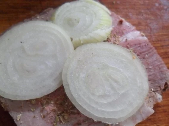 Rezept: gebundener schweinekamm mit ziegenkäse-äpfeln-zwiebeln-oregano Bild Nr. 7 gebundener schweinekamm mit ziegenkäse-äpfeln-zwiebeln-oregano - Rezept - Bild Nr. 7