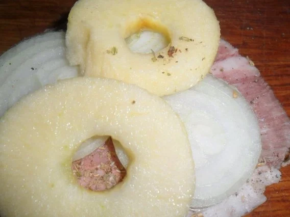 Rezept: gebundener schweinekamm mit ziegenkäse-äpfeln-zwiebeln-oregano Bild Nr. 8 gebundener schweinekamm mit ziegenkäse-äpfeln-zwiebeln-oregano - Rezept - Bild Nr. 8