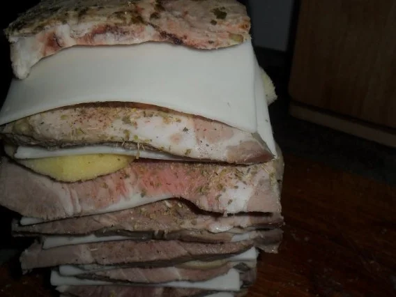 Rezept: gebundener schweinekamm mit ziegenkäse-äpfeln-zwiebeln-oregano Bild Nr. 10 gebundener schweinekamm mit ziegenkäse-äpfeln-zwiebeln-oregano - Rezept - Bild Nr. 10