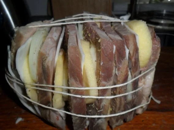 Rezept: gebundener schweinekamm mit ziegenkäse-äpfeln-zwiebeln-oregano Bild Nr. 11 gebundener schweinekamm mit ziegenkäse-äpfeln-zwiebeln-oregano - Rezept - Bild Nr. 11