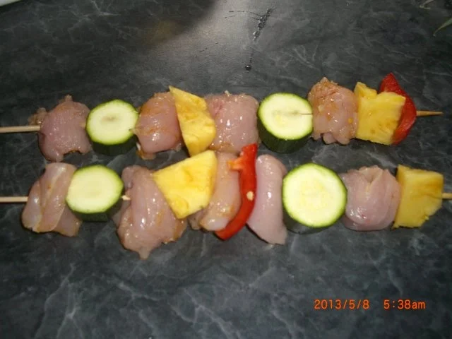 Rezept: Putenspieße mit Ananas und Zuchini Putenspieße mit Ananas und Zuchini - Rezept