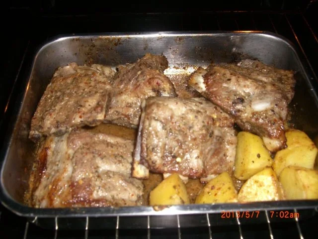 Schweinerippen mit Kartoffeln - Rezept