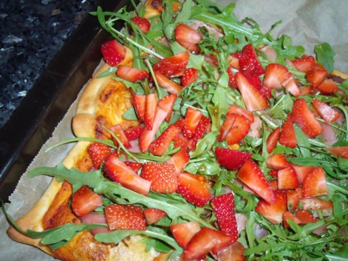 Bilder für Erdbeer-Rucola-Pizza mit Käse - Rezept