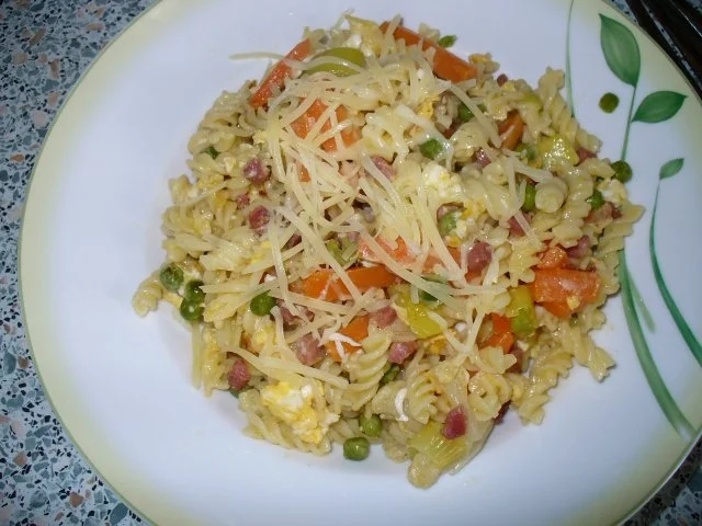 Nudelpfanne mit Gemüse, Schinken und Ei - Rezept