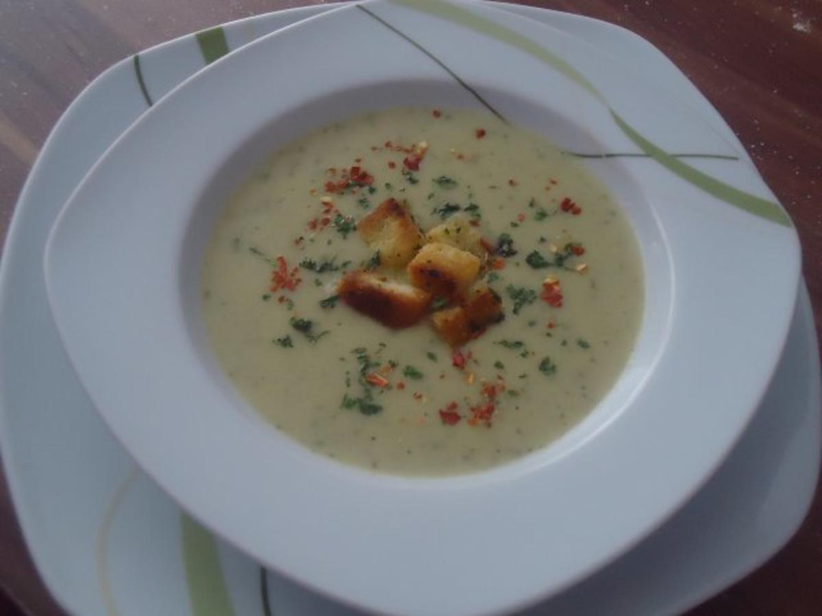 Zucchini-Suppe mit feinen Croutons - Rezept - kochbar.de