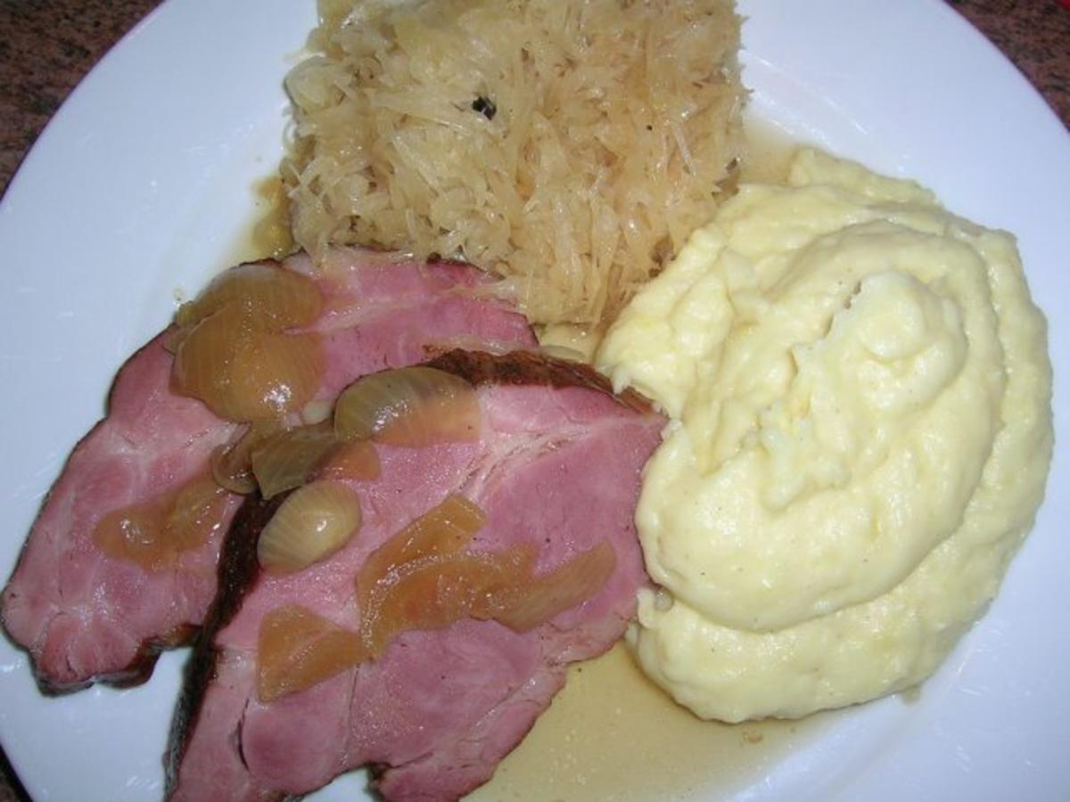 Schweinenackenbraten NT gegart mit karamellisiertem Sauerkraut und Kartoffelpü - Rezept - Bild Nr. 2