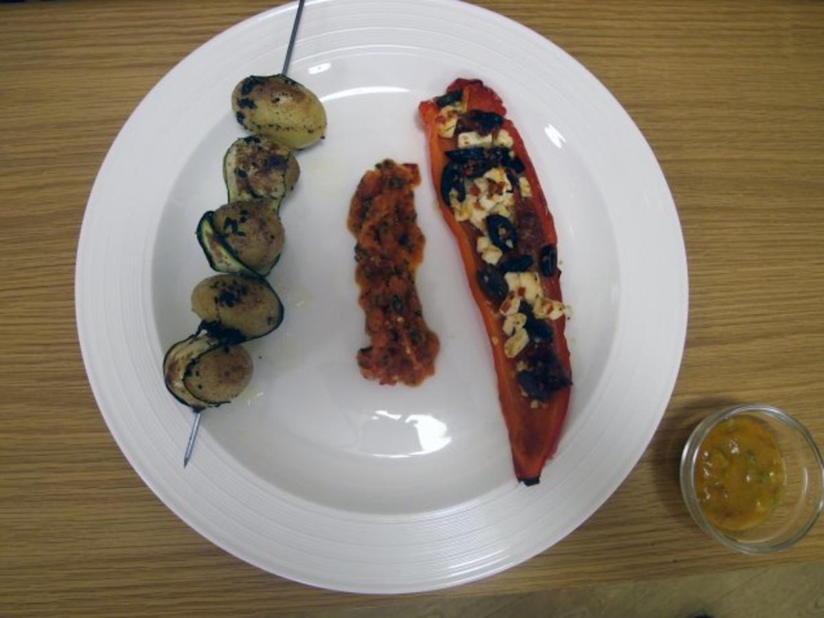 Bilder für Gefüllte Paprika und Drillings-Kartoffelspieße mit Zucchini, dazu Curry-Mango-Soße - Rezept