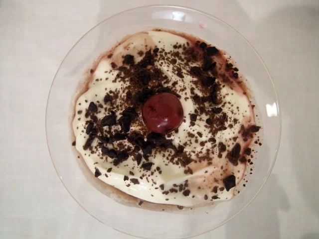 Rezept: Schichten von sauren Kirschen in Rum, Stippmilch und Pumpernickel, dazu Schokoflöckchen Schichten von sauren Kirschen in Rum, Stippmilch und Pumpernickel, dazu Schokoflöckchen - Rezept