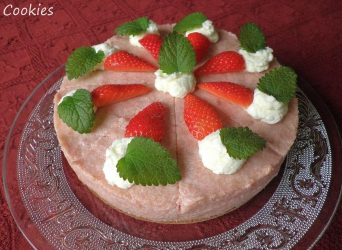Kleine Rhabarber - Sahne - Torte mit Erdbeeren ... - Rezept