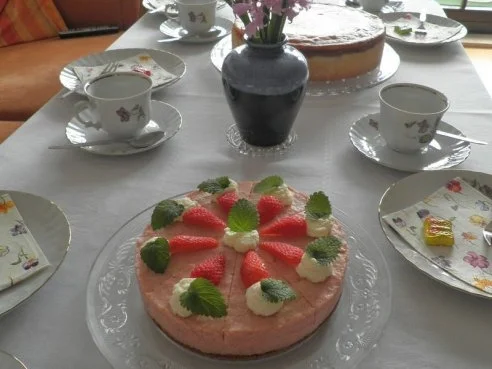 Rezept: Kleine Rhabarber - Sahne - Torte mit Erdbeeren ... Bild Nr. 5 Kleine Rhabarber - Sahne - Torte mit Erdbeeren ... - Rezept - Bild Nr. 5