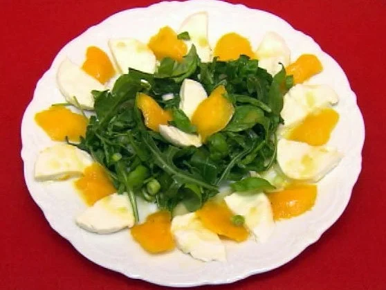 Rezept: Frischer Sommersalat orange–weiß–grün (Claudelle Deckert) Frischer Sommersalat orange–weiß–grün (Claudelle Deckert) - Rezept