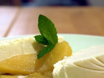 Rosmarin-Parfait mit Karamell-Äpfeln - Rezept