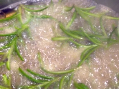 Rosmarin-Parfait mit Karamell-Äpfeln - Rezept - Bild Nr. 3