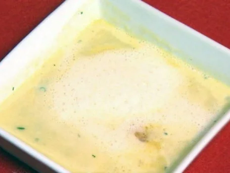 Gartenkräutercappuccino mit sautierten Scampi (Maximilian Claus) - Rezept