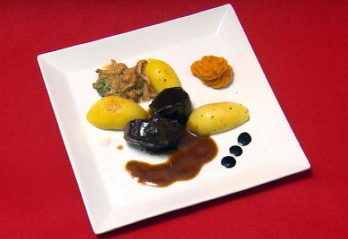Rehmedaillons an Pfifferlingen, Kartoffeln und Hokkaido-Püree (Maximilian Claus) - Rezept