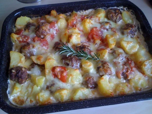 Rezept: Leo´s Frikadellen-Kartoffelauflauf Leo´s Frikadellen-Kartoffelauflauf - Rezept