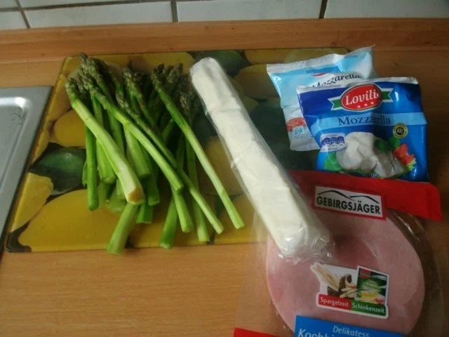 Rezept: Blätterteigpizza mit grünem Spargel und Schinken Bild Nr. 3 Blätterteigpizza mit grünem Spargel und Schinken - Rezept - Bild Nr. 3