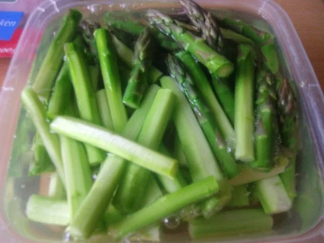 Rezept: Blätterteigpizza mit grünem Spargel und Schinken Bild Nr. 4 Blätterteigpizza mit grünem Spargel und Schinken - Rezept - Bild Nr. 4