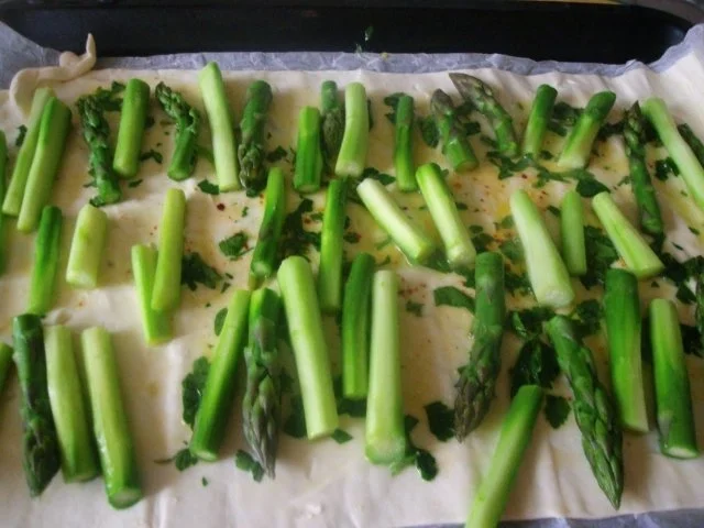 Rezept: Blätterteigpizza mit grünem Spargel und Schinken Bild Nr. 7 Blätterteigpizza mit grünem Spargel und Schinken - Rezept - Bild Nr. 7