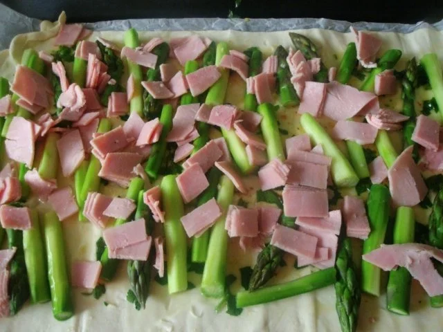 Rezept: Blätterteigpizza mit grünem Spargel und Schinken Bild Nr. 8 Blätterteigpizza mit grünem Spargel und Schinken - Rezept - Bild Nr. 8