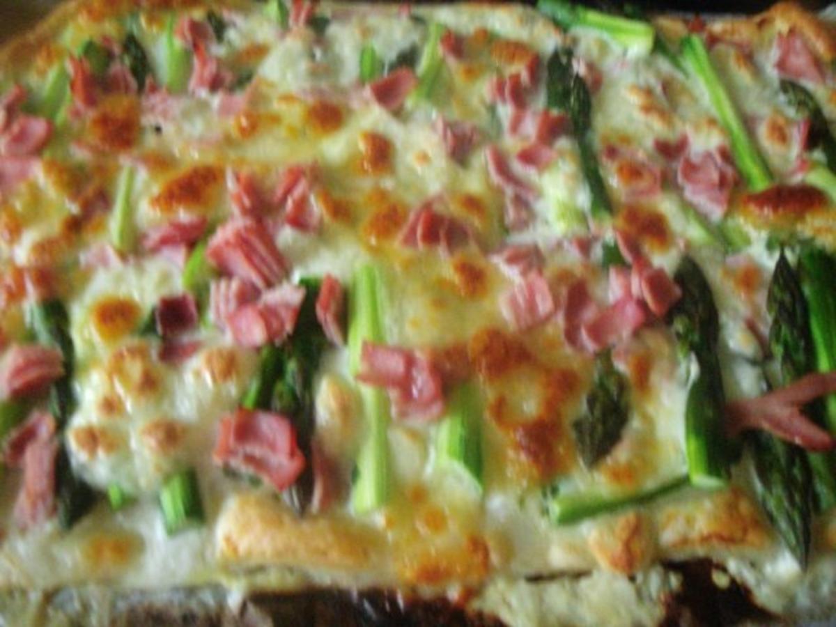 Blätterteigpizza mit grünem Spargel und Schinken - Rezept - kochbar.de