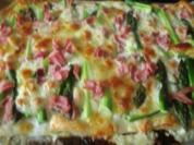 Blätterteigpizza mit grünem Spargel und Schinken - Rezept