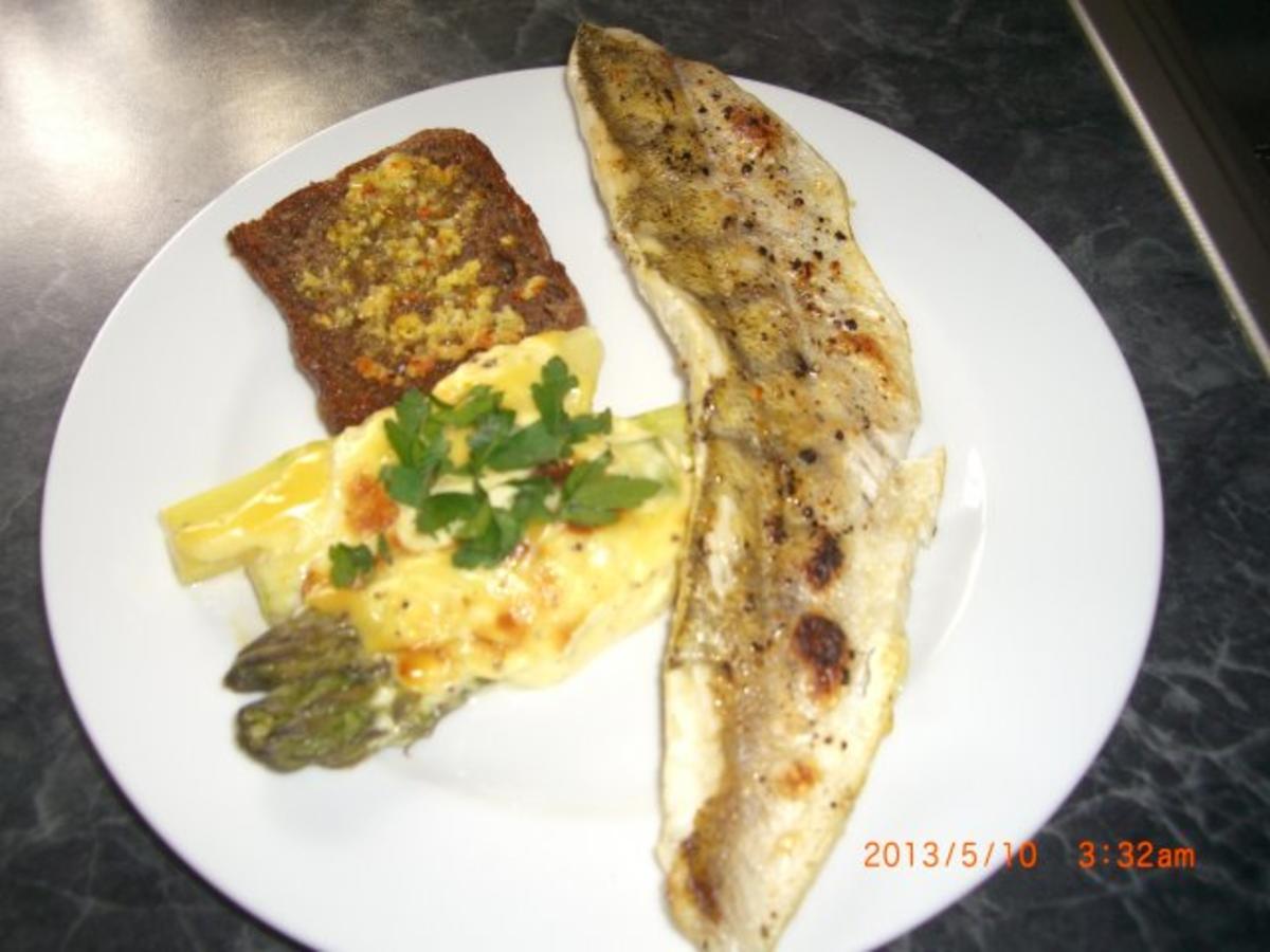 Zander mit knackigen Knoblauchbrot am Grill - Rezept - kochbar.de