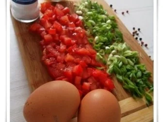 Pikantes  Omelett mit Tomaten und Frühlingszwiebeln - Rezept - Bild Nr. 8