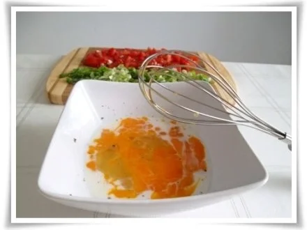 Pikantes  Omelett mit Tomaten und Frühlingszwiebeln - Rezept - Bild Nr. 11