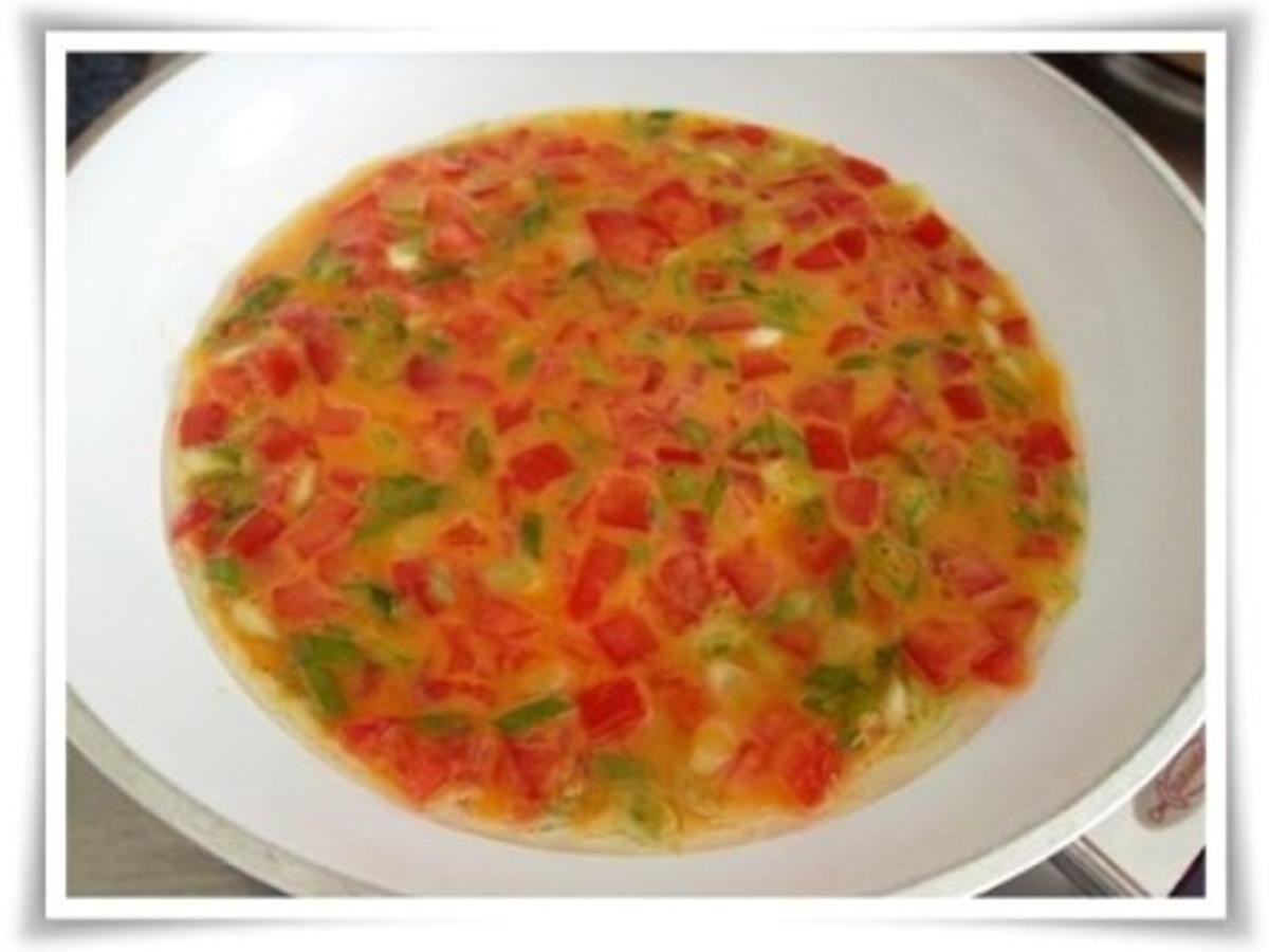 Pikantes Omelett mit Tomaten und Frühlingszwiebeln - einfach - von ...