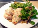 Gefüllte Hähnchenbrust mit herzhaft-süßem Feldsalat - Rezept