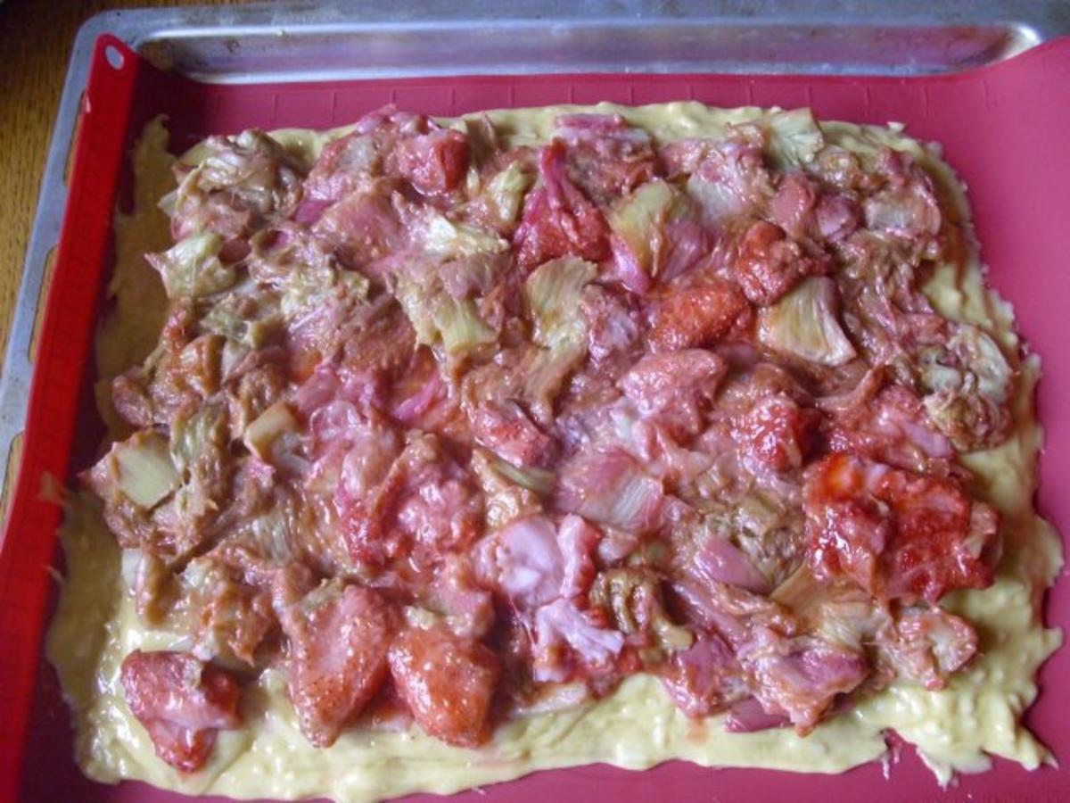Blechkuchen mit Rhabarber-Erdbeer-Kompott - Rezept - Bild Nr. 3