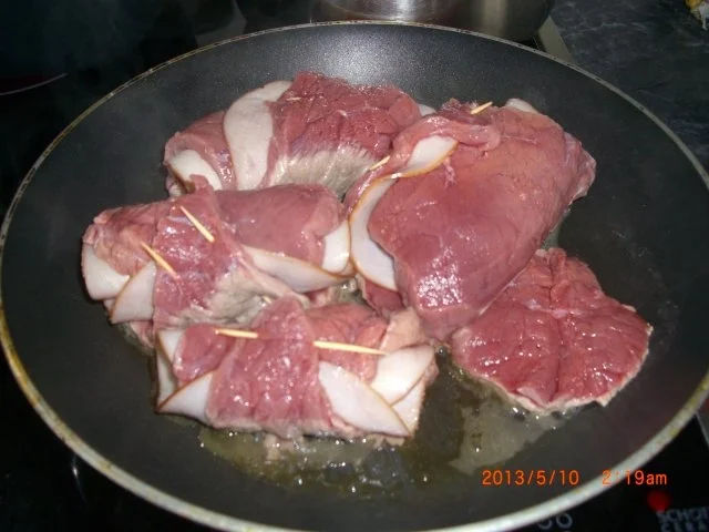 Rindsrouladen aus Bio- Rind mit Putenschinken u. Essiggurkerl gefüllt m.Kapernwurzelsauce - Rezept - Bild Nr. 4