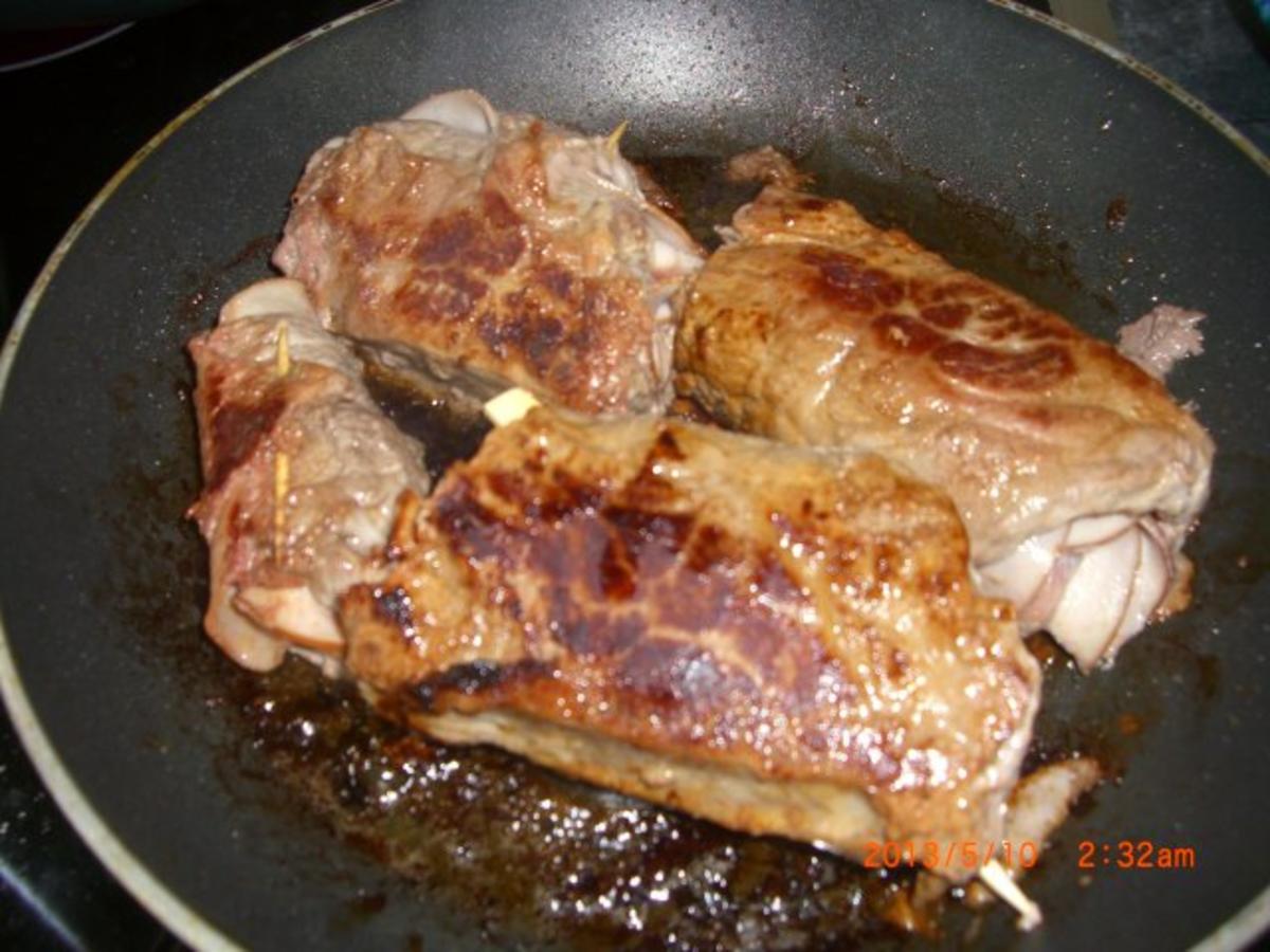 Rindsrouladen aus Bio- Rind mit Putenschinken u. Essiggurkerl gefüllt m ...