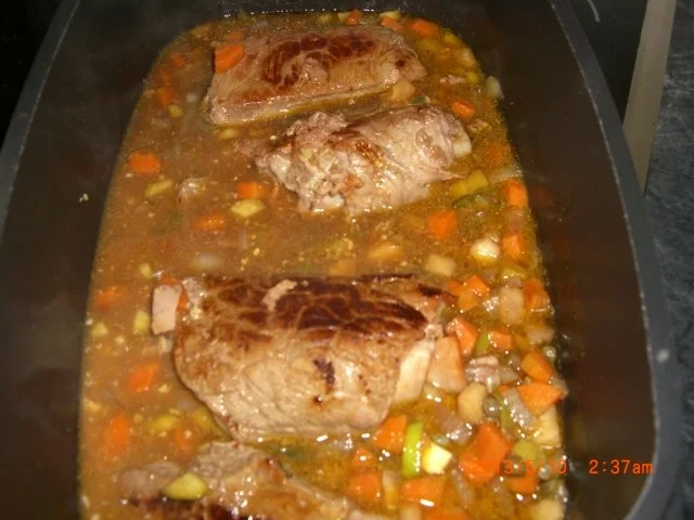 Rindsrouladen aus Bio- Rind mit Putenschinken u. Essiggurkerl gefüllt m.Kapernwurzelsauce - Rezept