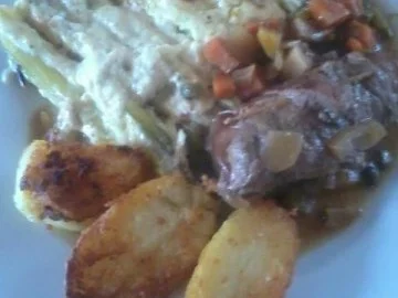 Rindsrouladen aus Bio- Rind mit Putenschinken u. Essiggurkerl gefüllt m.Kapernwurzelsauce - Rezept - Bild Nr. 3