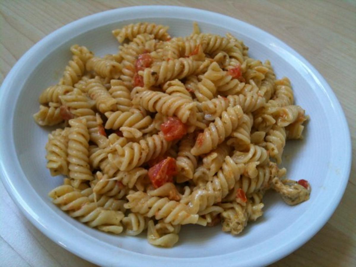 Fusilli mit grünem Pesto, Tomate und Mozzarella - Rezept - kochbar.de