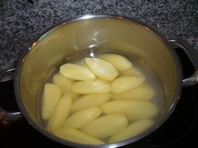 Badischer Goliathspargel mit Kräuterschaum und Hühnerbrusttranchen - Rezept - Bild Nr. 3