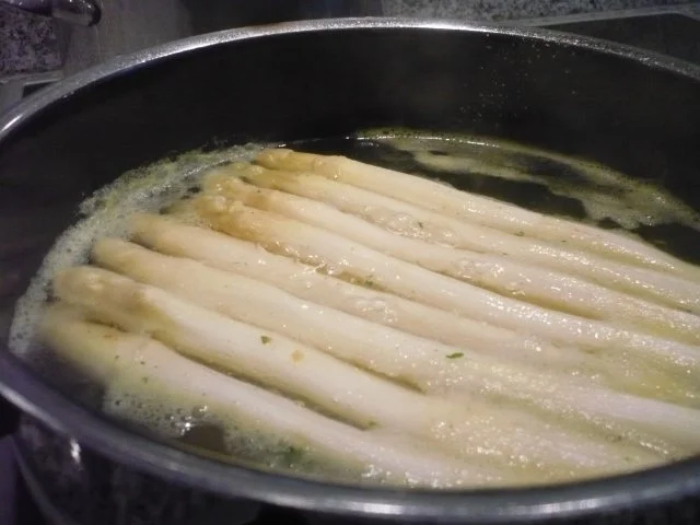 Badischer Goliathspargel mit Kräuterschaum und Hühnerbrusttranchen - Rezept - Bild Nr. 5