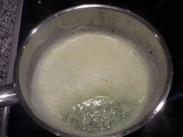 Badischer Goliathspargel mit Kräuterschaum und Hühnerbrusttranchen - Rezept - Bild Nr. 9