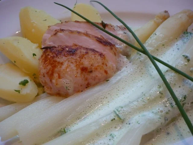 Badischer Goliathspargel mit Kräuterschaum und Hühnerbrusttranchen - Rezept