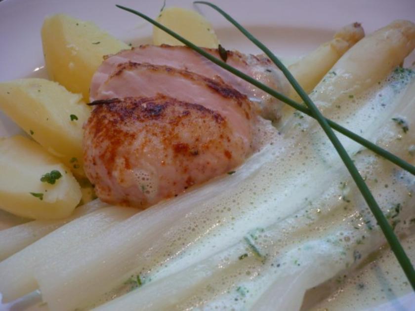 Badischer Goliathspargel mit Kräuterschaum und Hühnerbrusttranchen ...