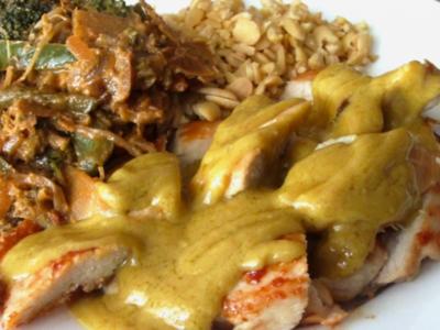 Kokos-Erdnuss-Curry-Hähnchen mit scharfem Asia-Gemüse und Sojaflocken - Rezept