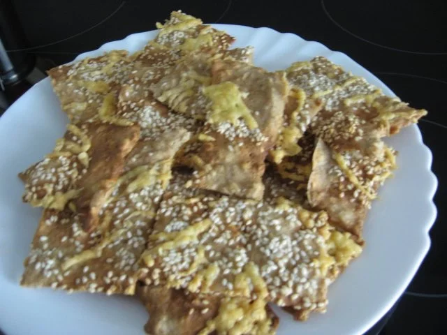 Rezept: Dinkel-Vollkorn-Knäckebrot mit Sesam und Käse Dinkel-Vollkorn-Knäckebrot mit Sesam und Käse - Rezept