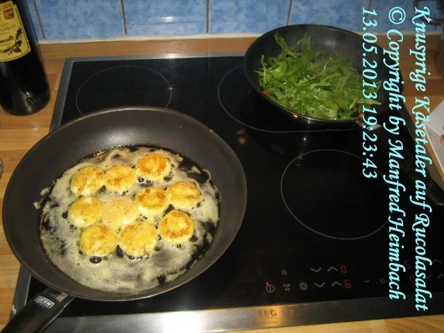 Rezept: Käse – Knusprige Käsetaler auf Rucolasalat Bild Nr. 2 Käse – Knusprige Käsetaler auf Rucolasalat - Rezept - Bild Nr. 2